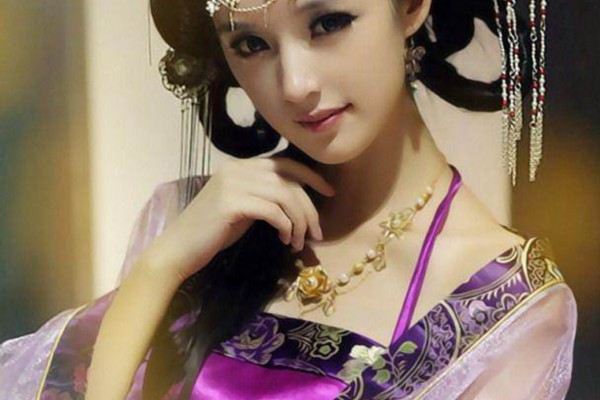 Then Chu Yun explained, Of course, you shouldn't always be jealous. I'm not so impulsive because of Liu Yingying. Think about it. Now they sell medicines and they are so expensive, especially when the season is changing. Everyone may get a little sick. Just go to the hospital and buy a box of cold medicine for dozens of dollars.